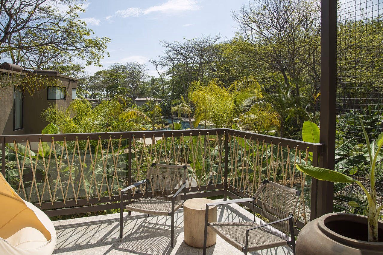 Varanda privativa da Suíte Nanku com vista para o jardim tropical, Nantipa Santa Teresa