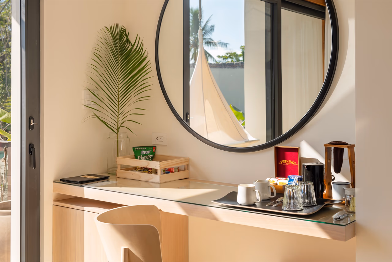 Configuração familiar da Suíte Nanku com duas camas queen e área de estar, Hotel Nantipa