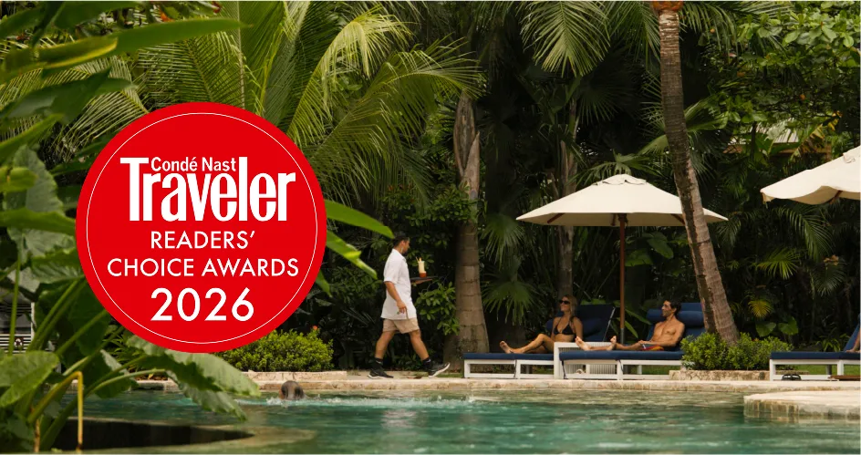 Piscina de Nantipa rodeada de jardines tropicales con el distintivo rojo de los Readers’ Choice Awards 2026 de Condé Nast Traveler