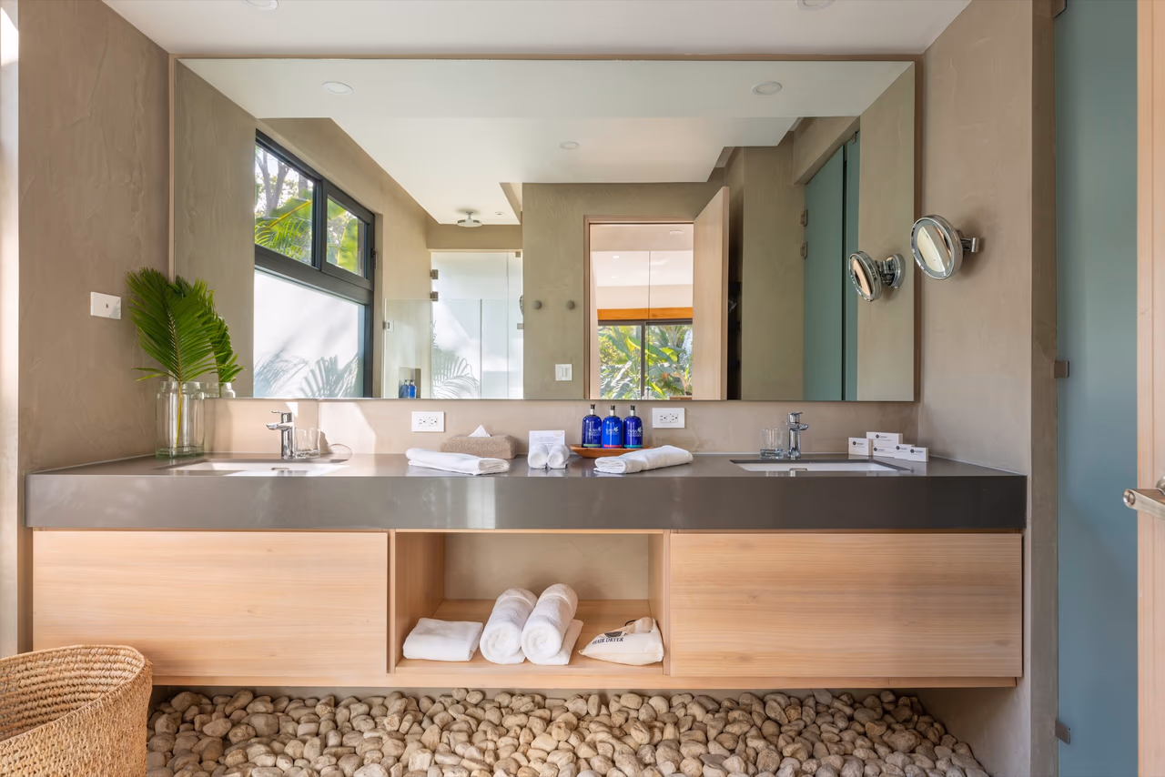Interior de planta abierta del Bungalow Ninta con acabados de madera natural, Nantipa