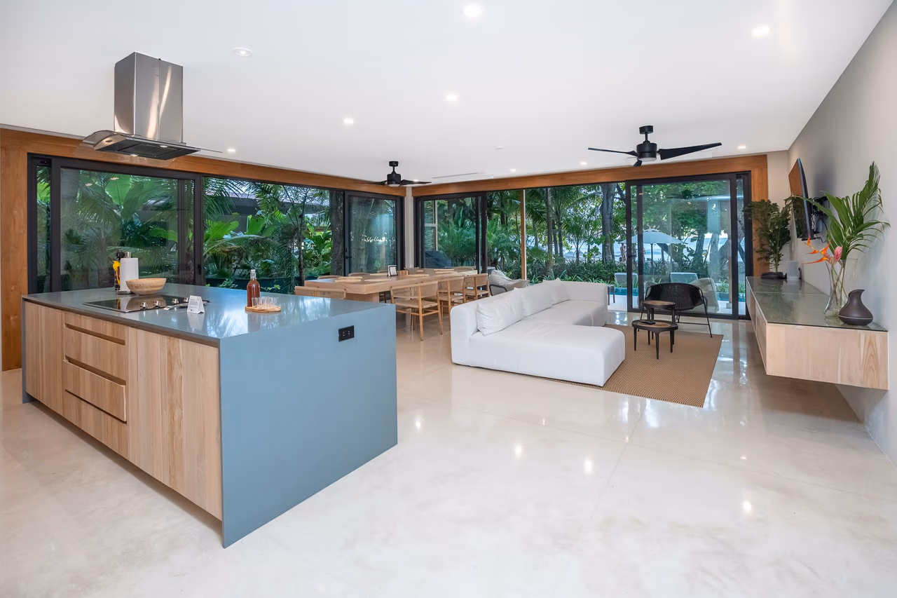 Sala de estar de planta abierta con vistas al océano en la Villa Frente al Mar, Hotel Nantipa